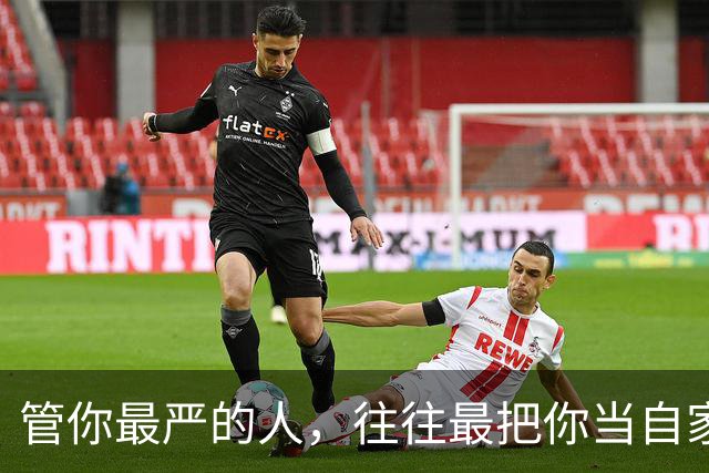 管你最严的人，往往最把你当自家孩子！班主任在操场上为学生的一袋零食，跑得眼镜都歪了